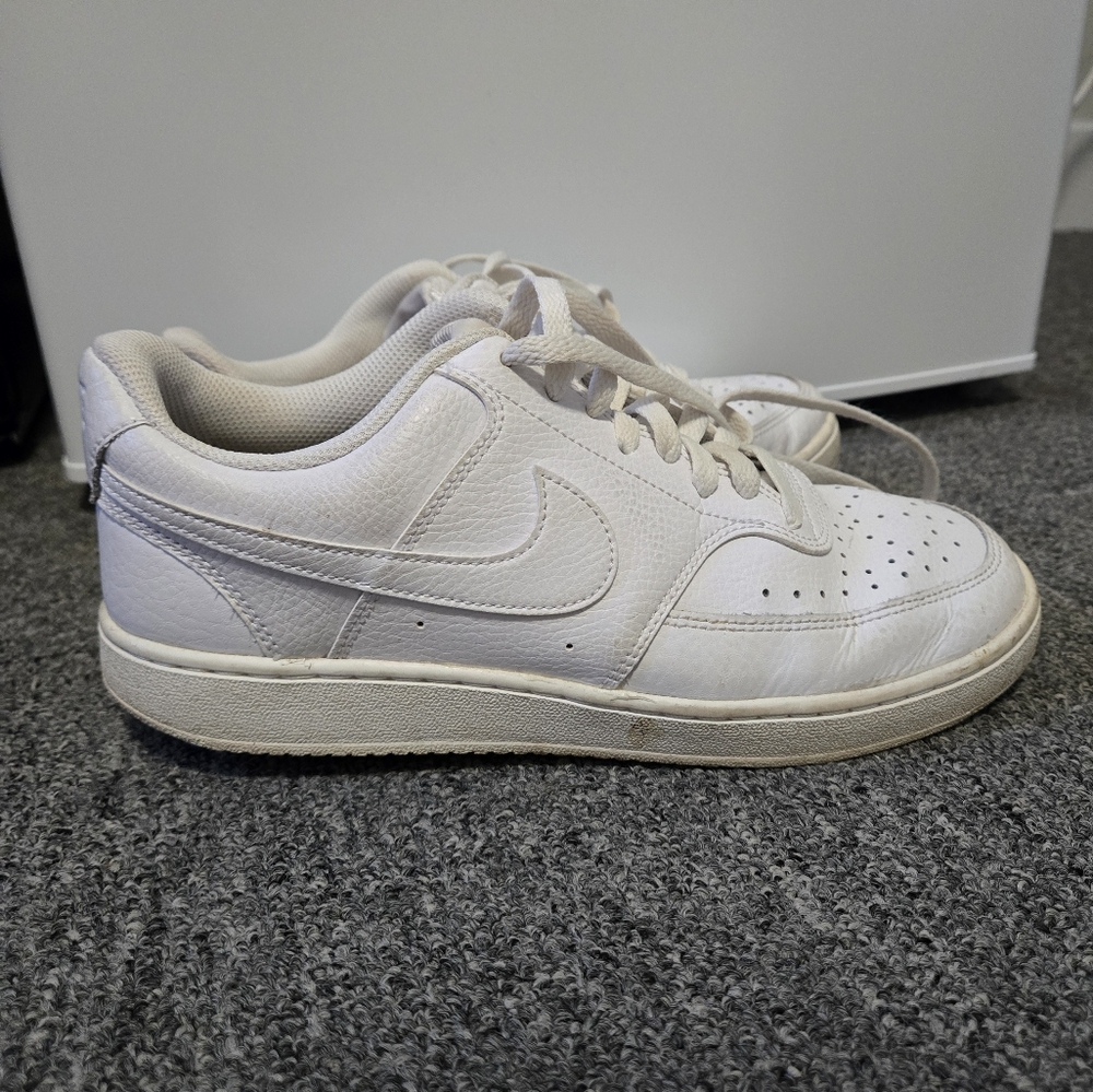 womens size 9 white nike court balances